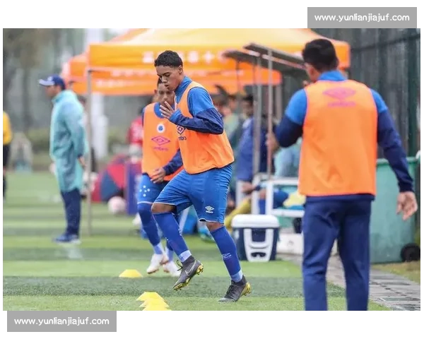 比小罗四击横梁更疯?2025 这个病毒创意炸穿全网